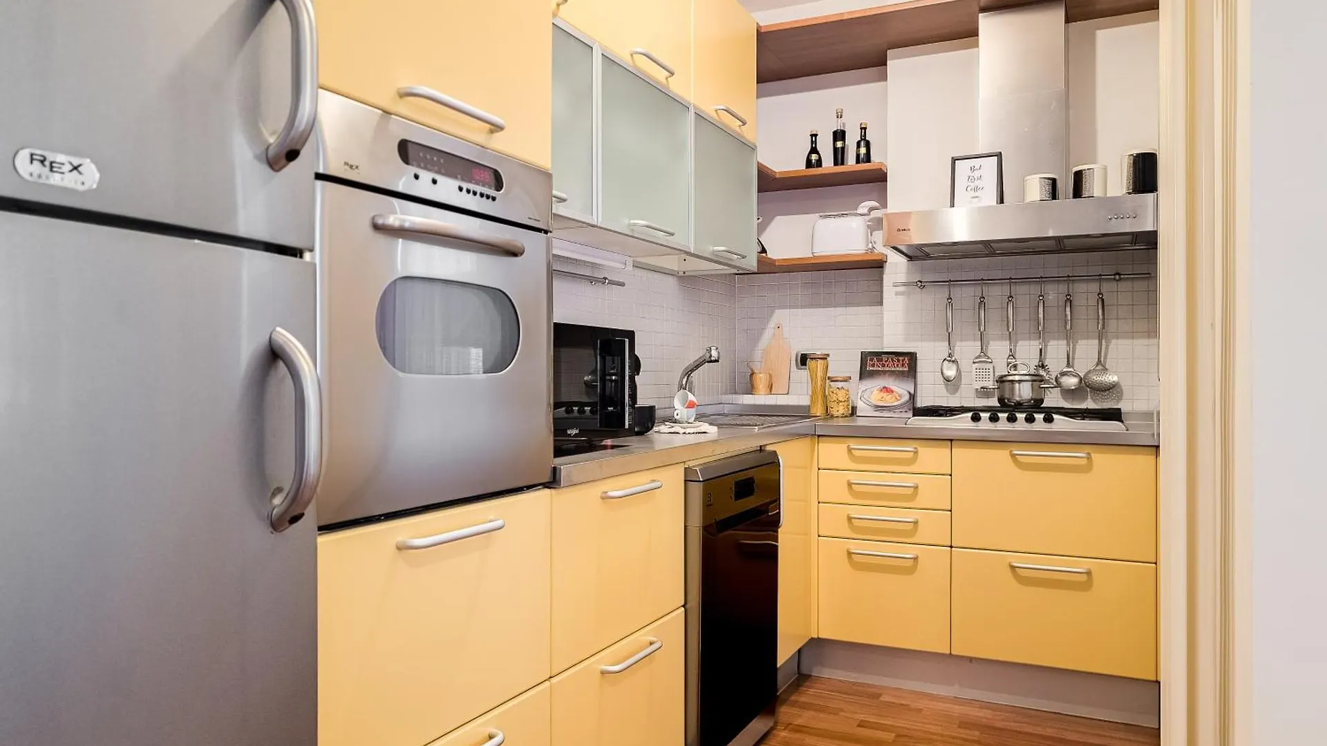 The Pyramids Of Motor Valley - Ra'S Suite Modena Apartment