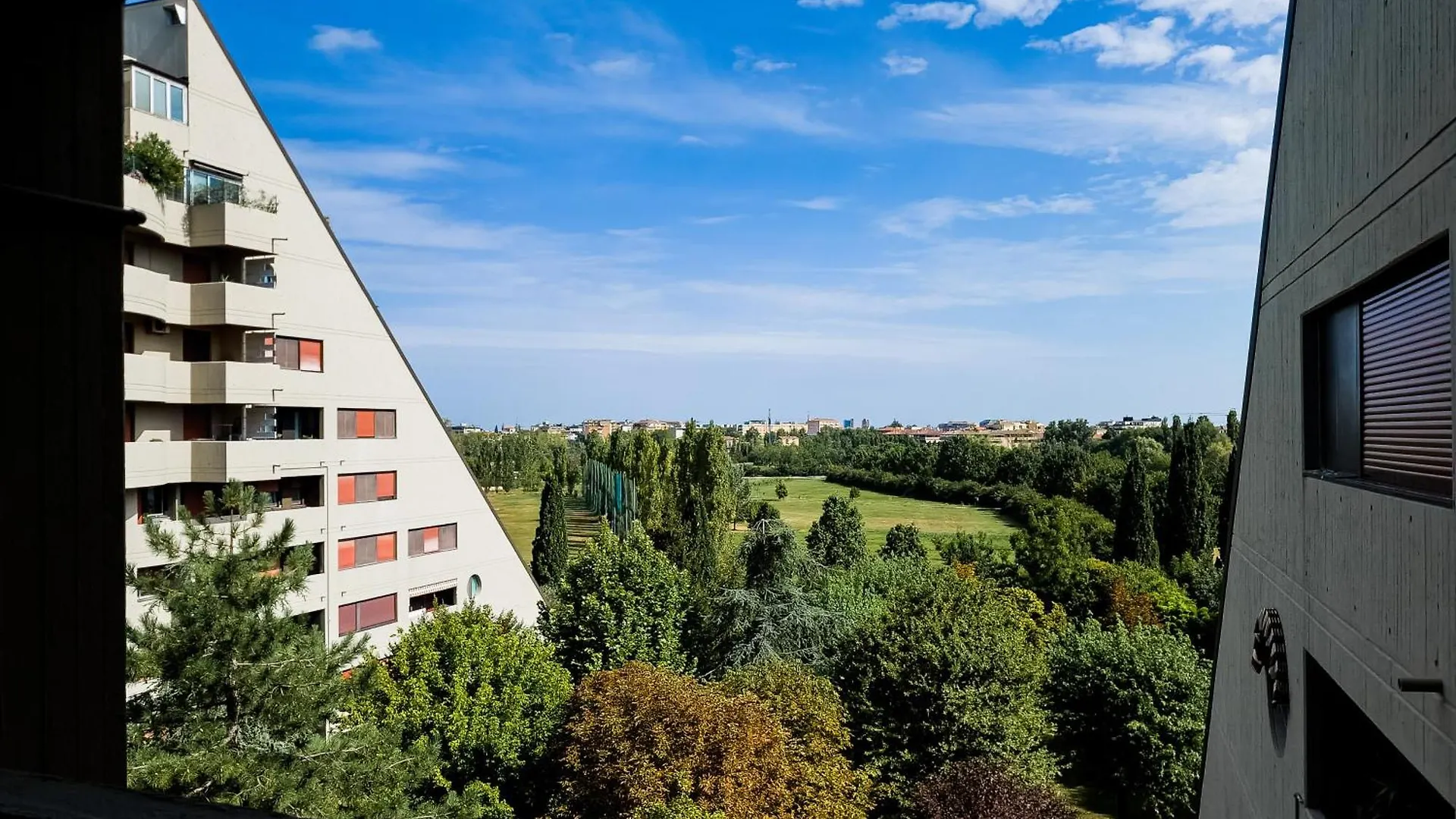 The Pyramids Of Motor Valley - Ra'S Suite Modena Lägenhet